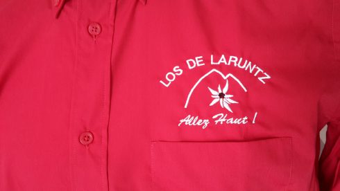 Broderie sur un chemise pour une association