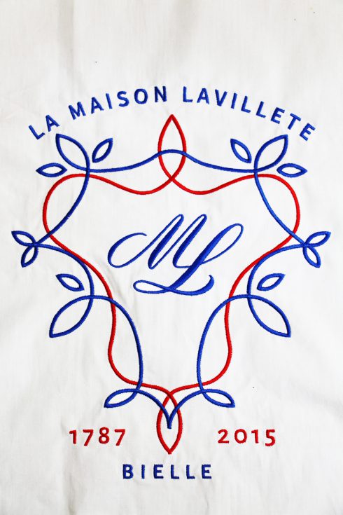 Broderie sur une chemise pour un restaurant