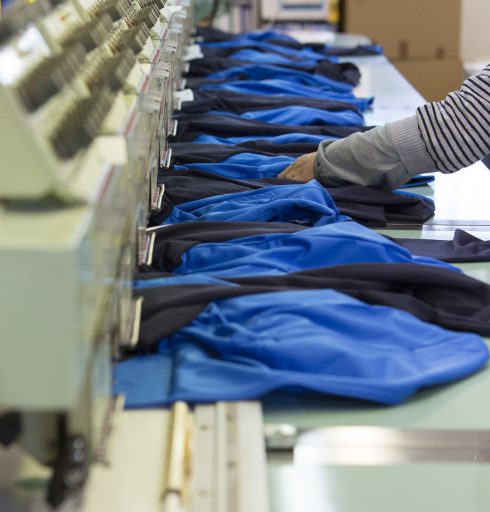 Broderie sur des vestes de professionnels : production en série