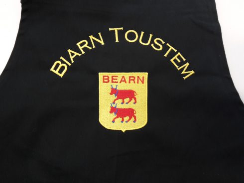 Broderie sur un tablier de cuisine pour Biarn Toustem